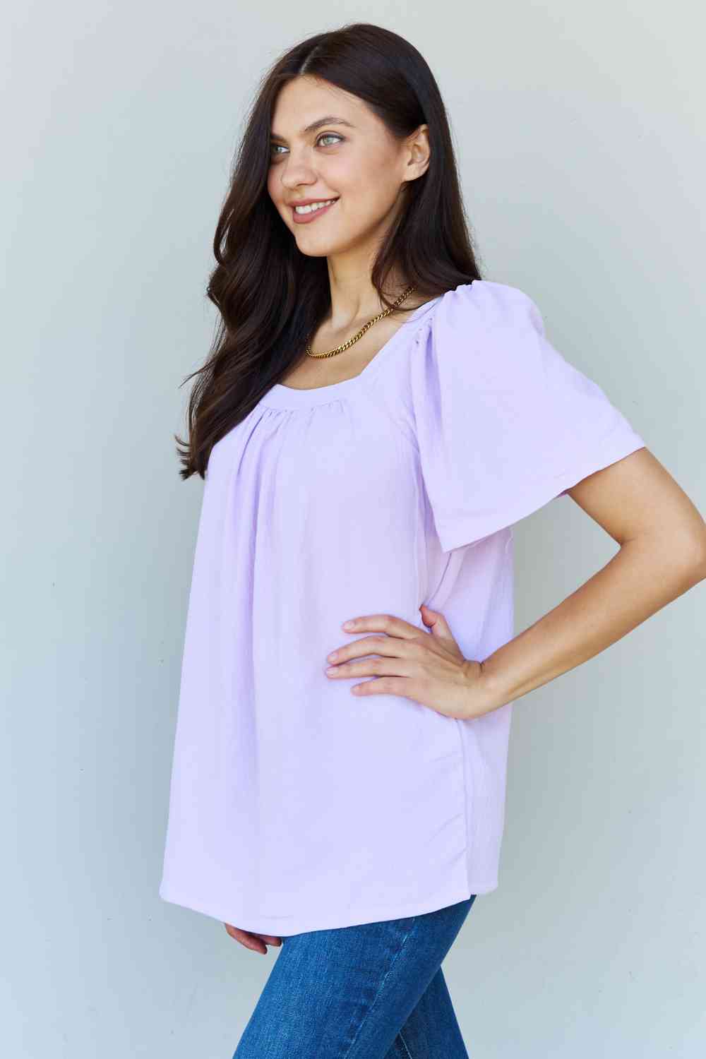 Blusa de manga corta con cuello cuadrado Keep Me Close de Ninexis en lavanda