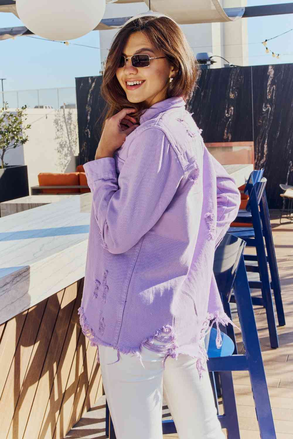 Chaqueta vaquera desgastada con botones de tamaño completo de American Bazi en color lavanda