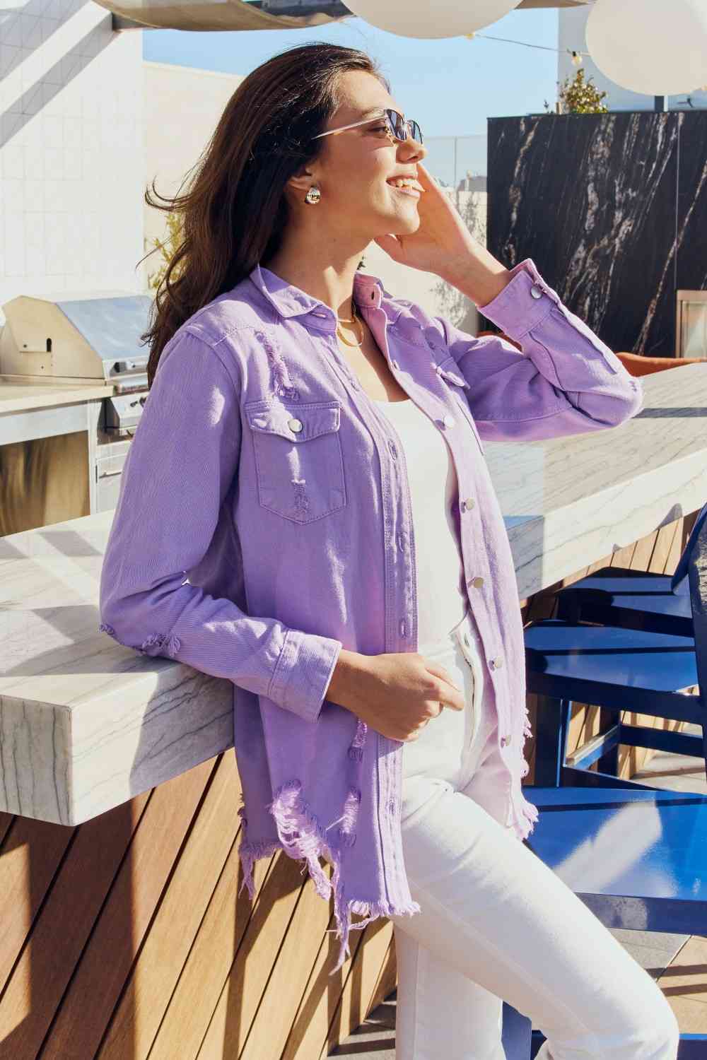 Chaqueta vaquera desgastada con botones de tamaño completo de American Bazi en color lavanda