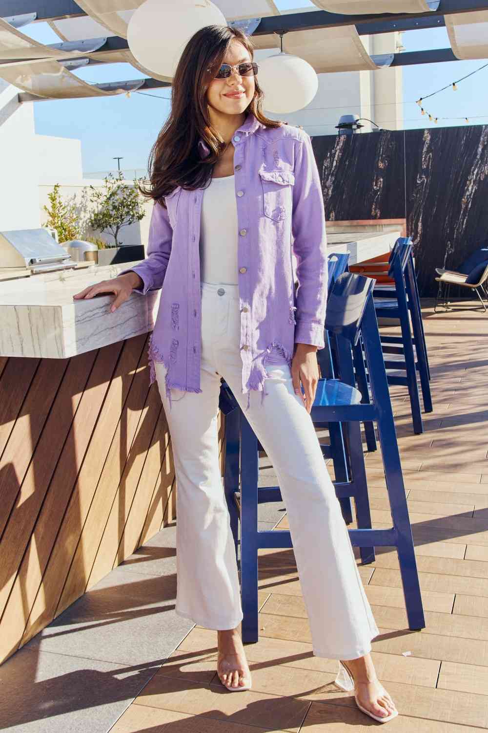 Chaqueta vaquera desgastada con botones de tamaño completo de American Bazi en color lavanda