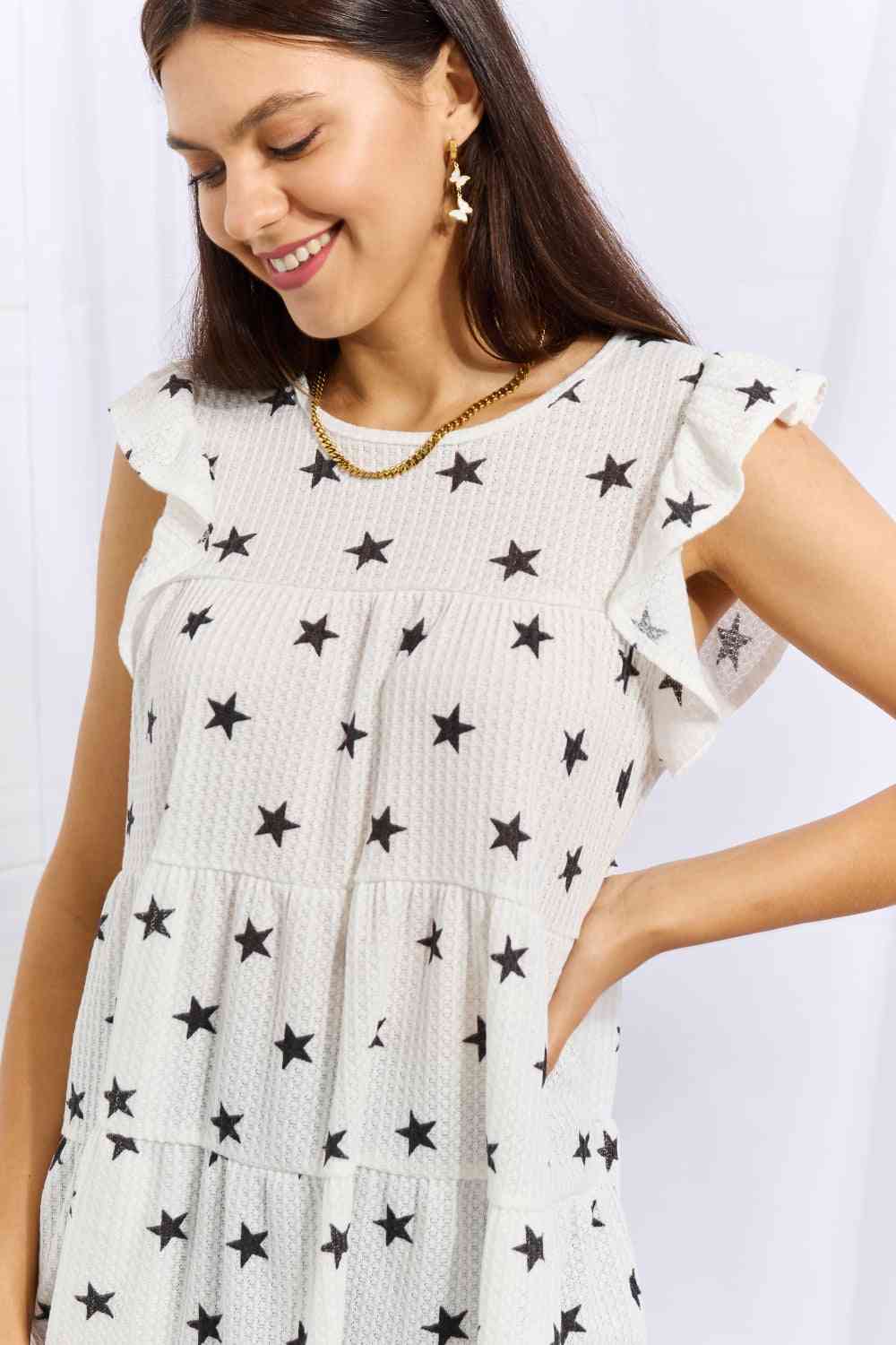 Top con estampado de estrellas y mangas de mariposa de tamaño completo brillante Heimish Shine