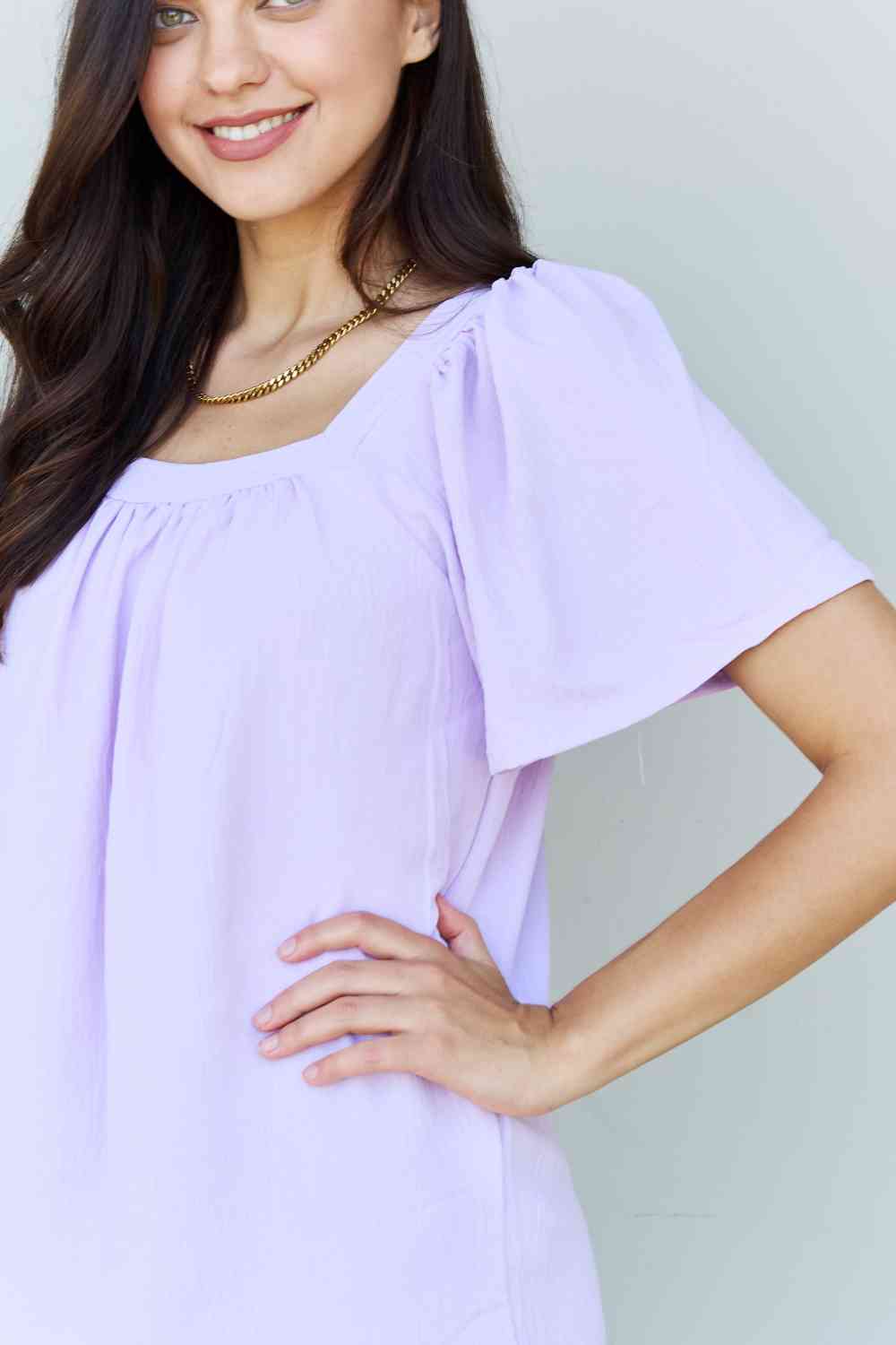 Blusa de manga corta con cuello cuadrado Keep Me Close de Ninexis en lavanda