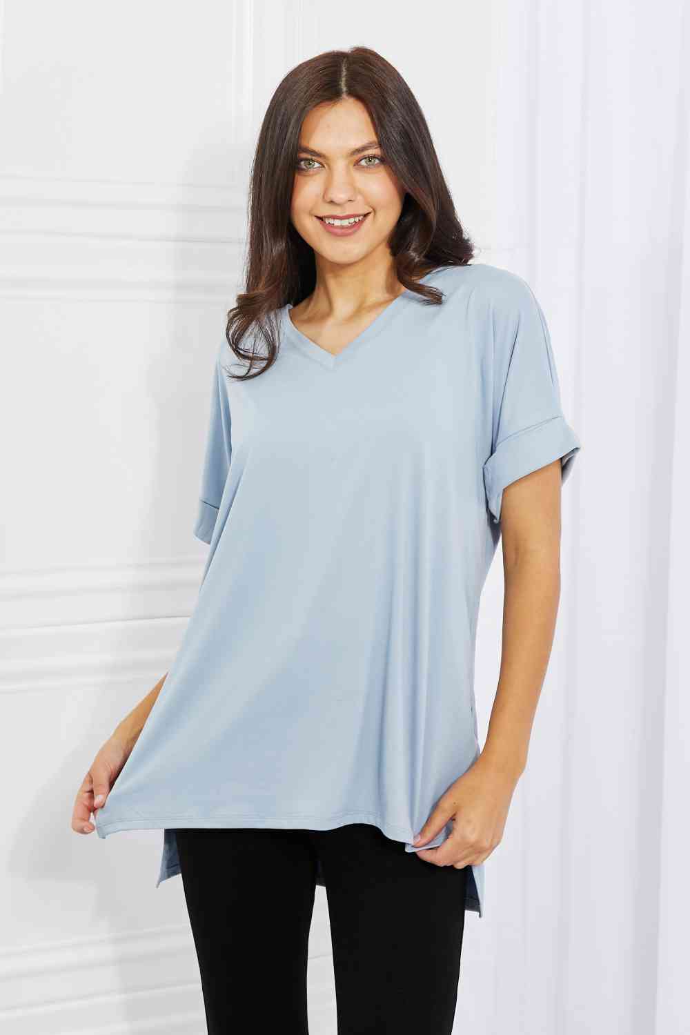 Camiseta holgada con cuello en V de tamaño completo Simply Comfy de Zenana en azul