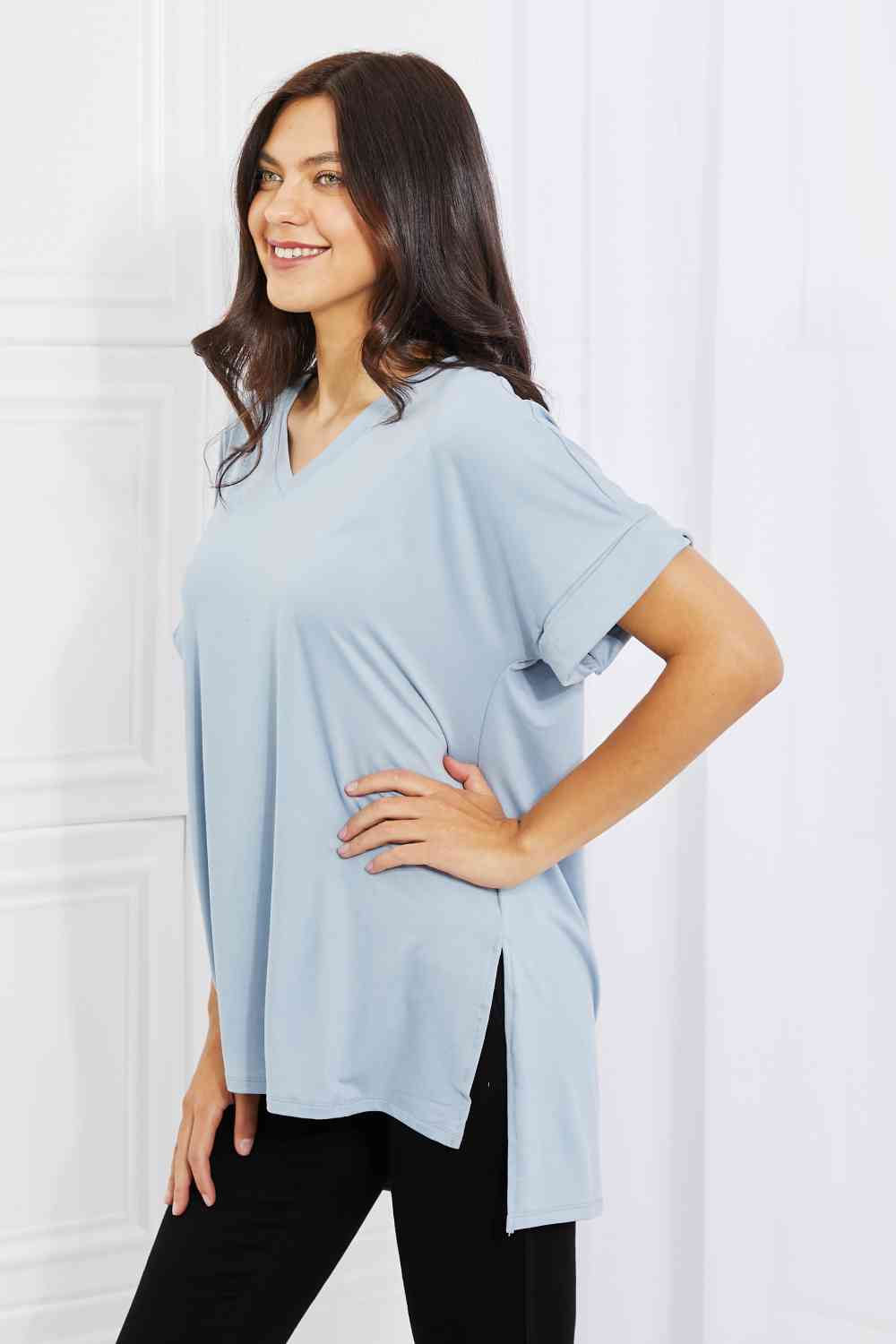 Camiseta holgada con cuello en V de tamaño completo Simply Comfy de Zenana en azul