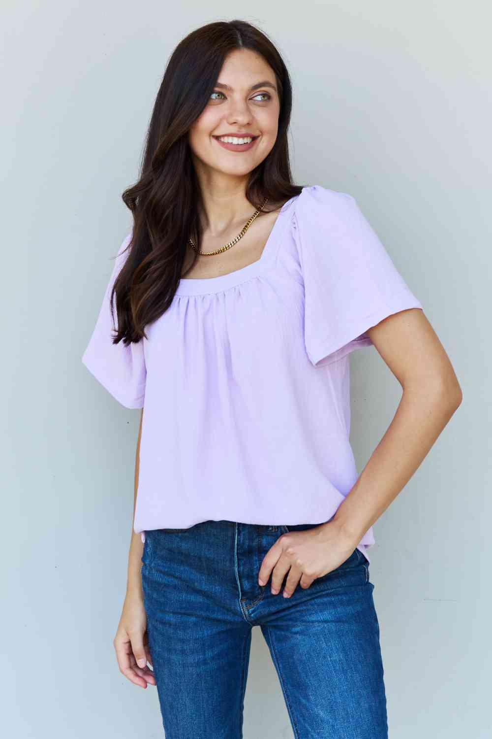 Blusa de manga corta con cuello cuadrado Keep Me Close de Ninexis en lavanda