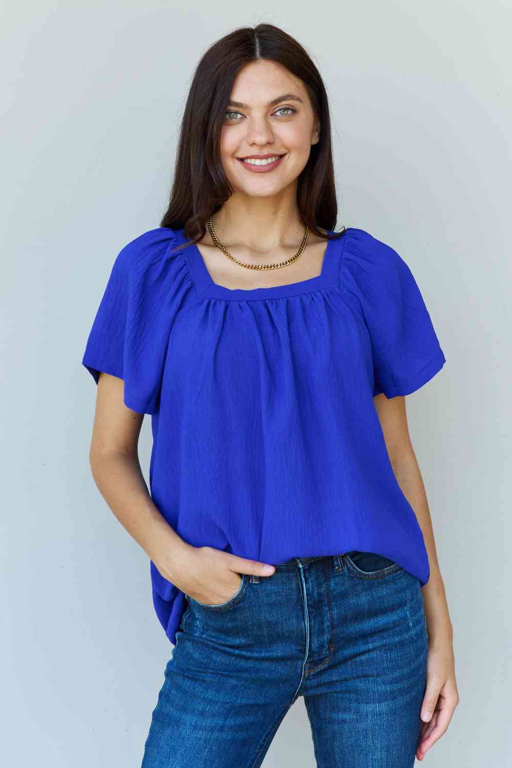 Blusa de manga corta con cuello cuadrado Keep Me Close de Ninexis en color real