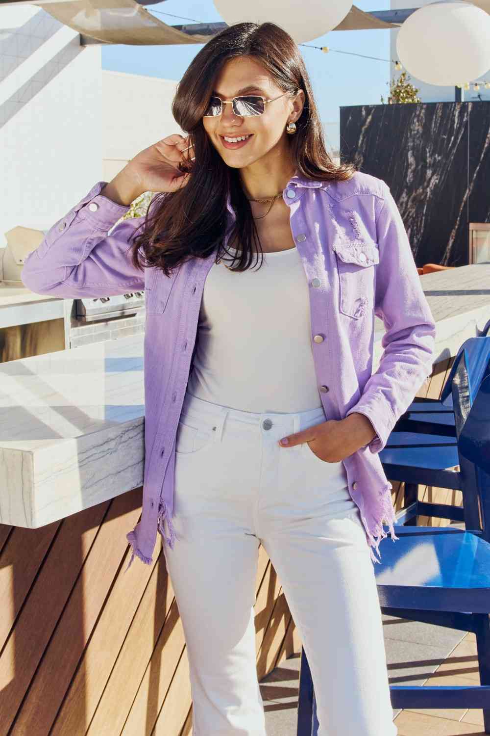 Chaqueta vaquera desgastada con botones de tamaño completo de American Bazi en color lavanda