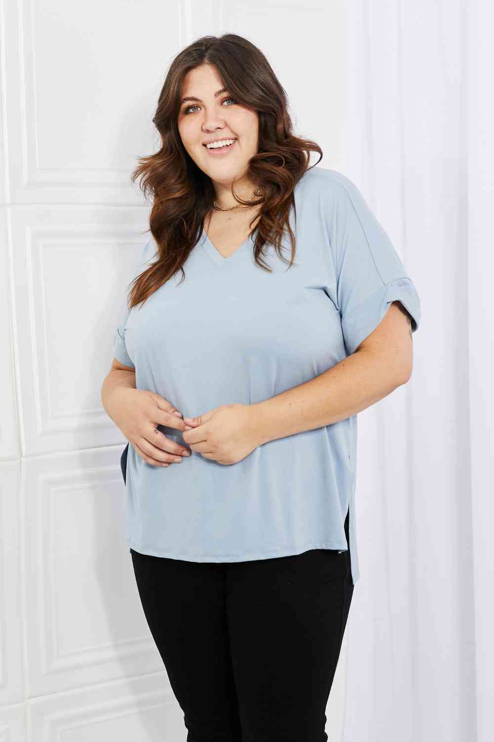 Camiseta holgada con cuello en V de tamaño completo Simply Comfy de Zenana en azul