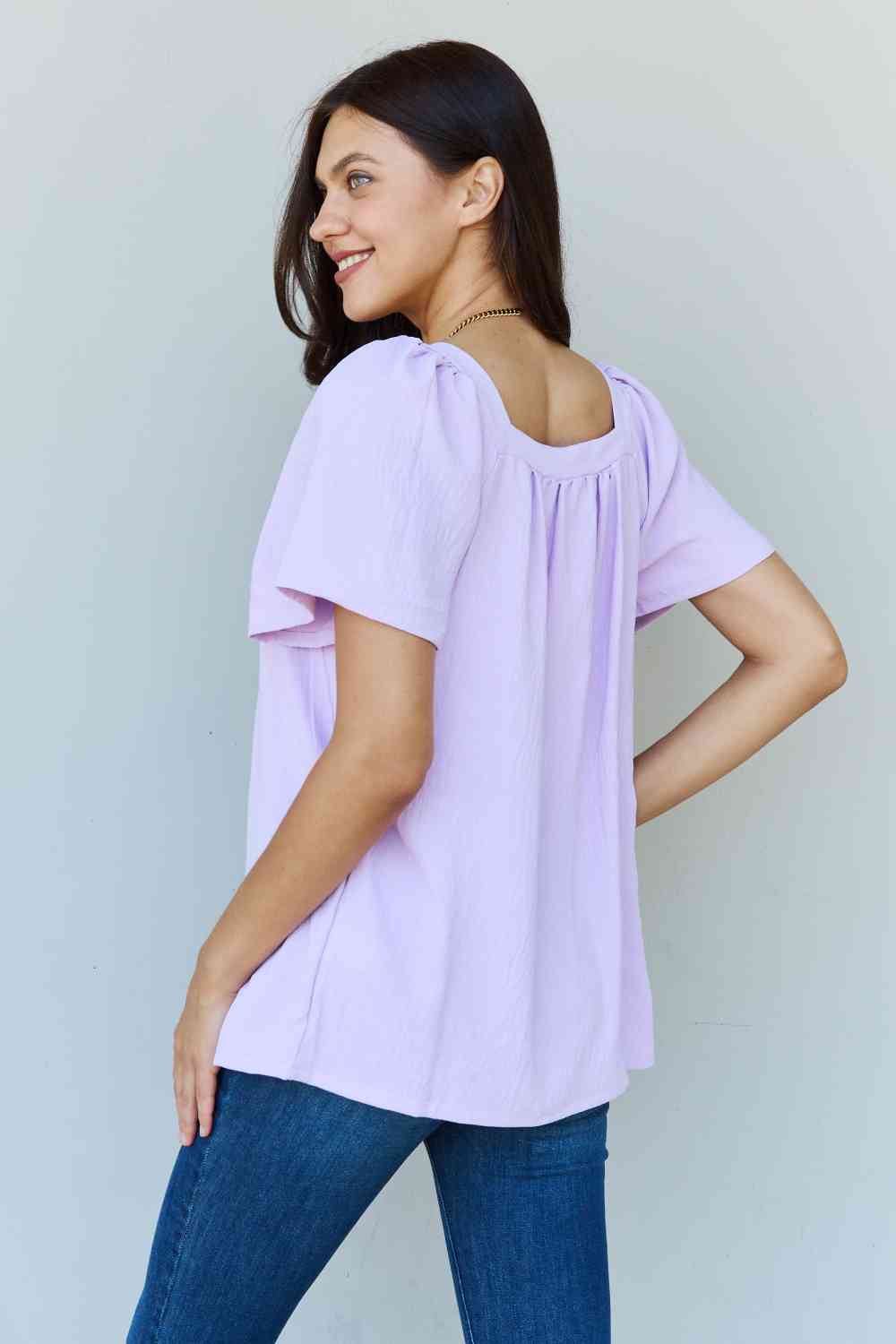 Blusa de manga corta con cuello cuadrado Keep Me Close de Ninexis en lavanda