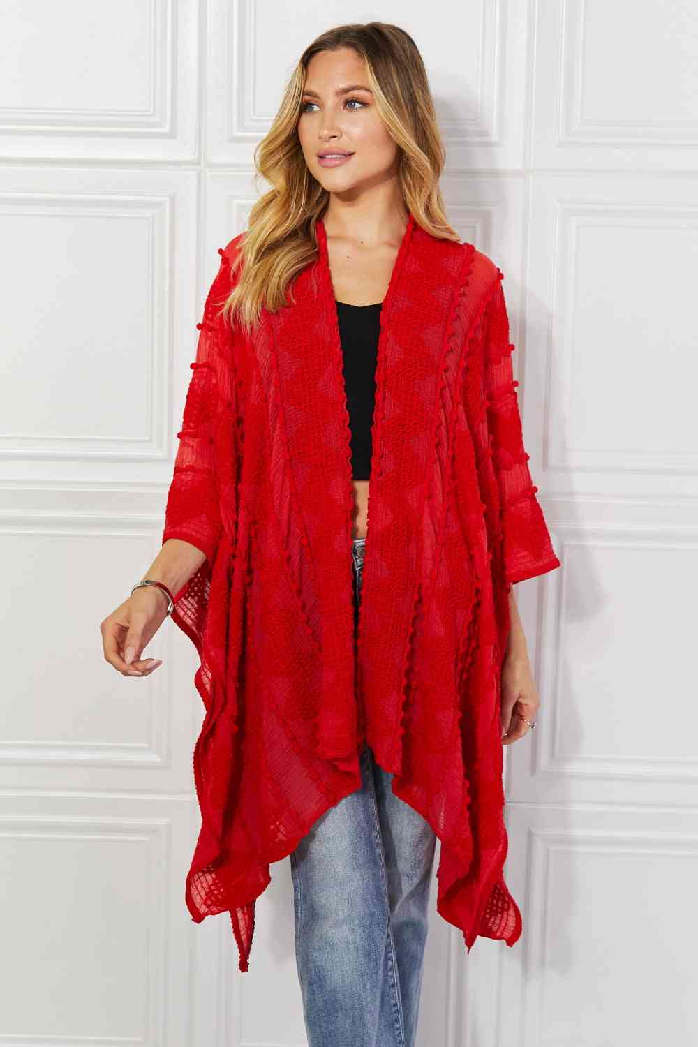 Cárdigan tipo poncho asimétrico con pompones en rojo de Justin Taylor